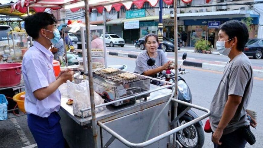 pemilik usaha bakso menggunakan sistem Karts POS untuk mengelola transaksi