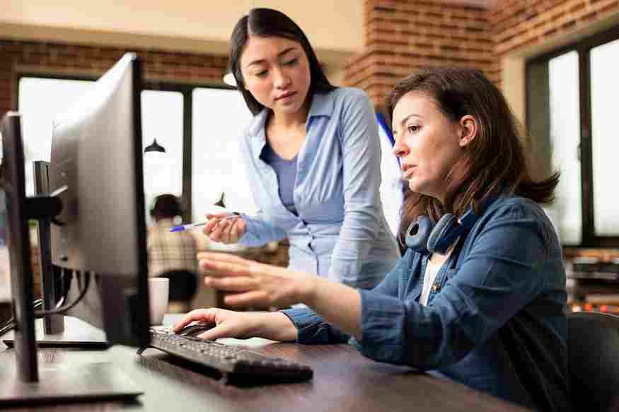 Pemilik UMKM memantau transaksi toko realtime untuk cegah selisih kas