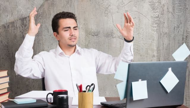 Pelaku UMKM menganalisis laporan keuangan bisnis yang belum menghasilkan untung
