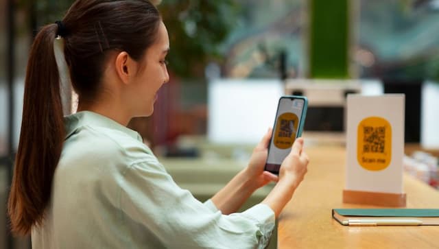 Pelanggan memindai QR e-menu untuk melihat menu digital dan melakukan pemesanan mandiri di kafe UMKM