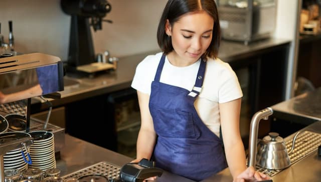 Kasir UMKM menggunakan aplikasi kasir di HP untuk input pesanan, menghitung total otomatis, dan mencetak struk dengan lebih cepat