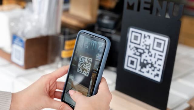 Pelanggan scan QR di meja untuk melihat e-menu dan pesan langsung saat jam bukber agar minim salah pesanan.