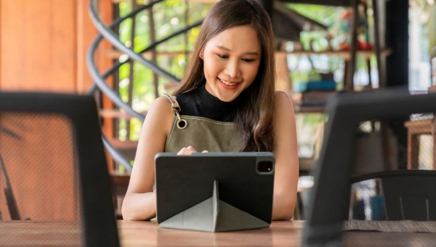 Pemilik UMKM mengecek laporan keuangan real-time lewat aplikasi kasir