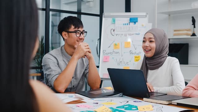 bisnis owner mengelola kolaborasi UMKM dengan brief jelas, target terukur, dan evaluasi hasil kampanye