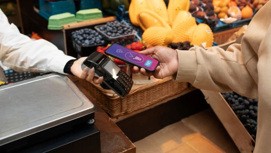 Kasir UMKM mencetak struk belanja menggunakan HP dan printer thermal bluetooth