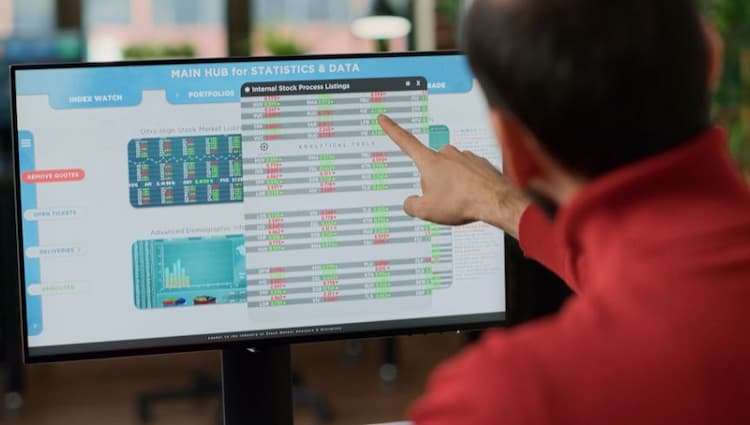 monitor transaksi real-time melalui aplikasi kasir online untuk kendali bisnis UMKM